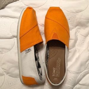 Tom’s Orange & White